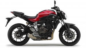 2014-Yamaha-MT-07-EU-Racing-Red-Studio-002.jpg