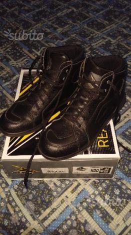 Scarpe AXO e guanti invernali Vendo MT SERIES CLUB ITALIA Yamaha Club Ufficiale